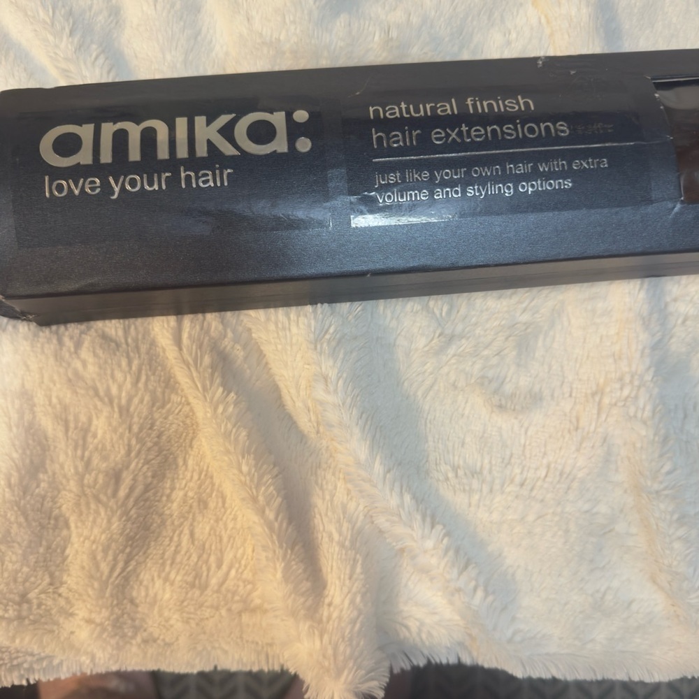Amika clip in hair extensions color is AM-BR57, unused open box return. 7 pc 17”